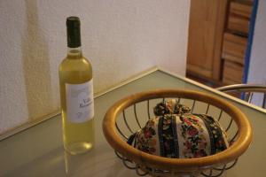 Vaiamonte的住宿－Casa Dos Livres，椅子旁边的桌子上坐着一瓶葡萄酒