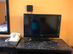 En tv och/eller ett underhållningssystem på Pratt Budget Inn
