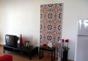 uma sala de estar com uma parede com papel de parede em A Casa Da Avenida em Madalena
