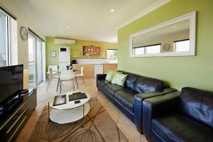 A seating area at Albany Harbourside Apartments And Houses