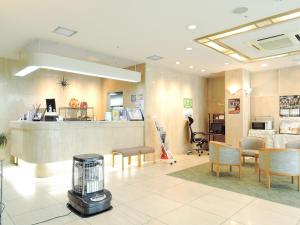 una sala de espera con una peluquería con sillas y un bar en Kobe City Gardens Hotel (Formally Hotel Kobe Shishuen) en Kobe