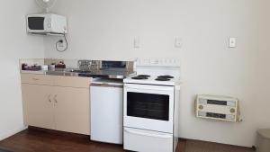 Kuchyň nebo kuchyňský kout v ubytování Coachman Motel