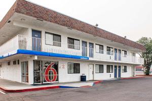 un bâtiment avec un cercle rouge sur son côté dans l'établissement Motel 6-Kalispell, MT, à Kalispell