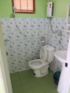 a bathroom with a toilet and a sink at Baan Oei Erng in Ban Laem Ngiu