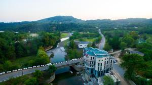 una vista aerea di un ponte sul fiume di Gelati Tower a Gelat'i