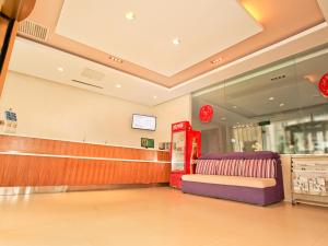 a waiting area of a store with a bench in it at Jinjiang Inn Select Taiyuan Tongluowan Wuyi Road in Taiyuan