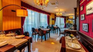 Un comedor con mesas y sillas en un restaurante. en Luxury Apartments Mia, en Budva
