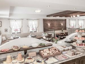ein Zimmer mit einem Buffet mit Speisen auf dem Tisch in der Unterkunft Schneiderwirt in Nußdorf am Inn