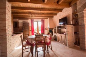 a kitchen with a table and chairs in a room at Casa Vacanza il Mandorlo in Domusnovas