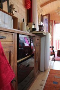 La Tour-dʼAiguesにあるRoulotte aux Peupliersの部屋の木製キャビネット内のテレビ