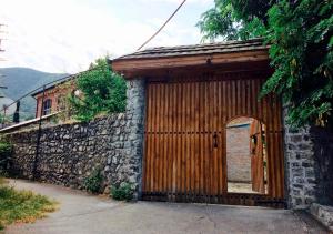 un edificio con puerta de madera y pared de piedra en Ansera Residence Sheki, en Sheki