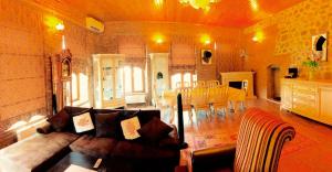 - un salon avec un canapé et une salle à manger dans l'établissement Ansera Residence Sheki, à Shaki
