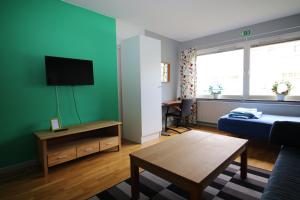 En tv och/eller ett underhållningssystem på Borlänge Hostel and Apartments