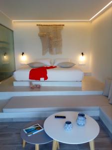 een hotelkamer met een bed en een tafel en een tafel sidx sidx bij Panorama Hotel in Klima