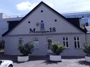 un edificio bianco con il numero sopra di M18 a Copenaghen