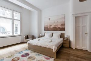 ブダペストにあるBasilica Dream Home In The Absolute Centerの白いベッドルーム(大型ベッド1台、窓付)