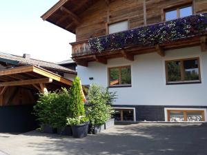 ein Gebäude mit Pflanzen davor in der Unterkunft Ferienwohnung Fichtler in Sankt Johann in Tirol