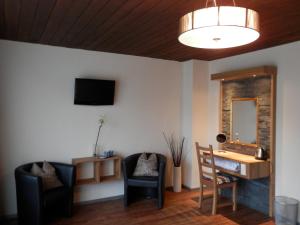 Televízia a/alebo spoločenská miestnosť v ubytovaní Dahoam by Sarina - Rooms & Suites