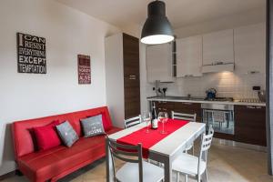 トッリ・デル・ベーナコにあるOrtaglia A3のリビングルーム(赤いソファ、白いテーブル付)