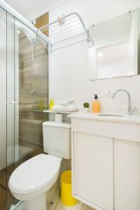 y baño con aseo, lavabo y ducha. en Villa Sophia, en São Paulo