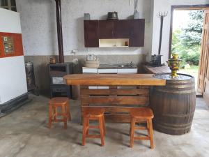 een keuken met een houten aanrecht en 2 krukken bij Guest House Sadovo in Sadovo