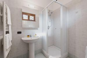 bagno bianco con lavandino e doccia di San Benedetto di Lugana 2 a Peschiera del Garda