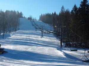 a ski lift going down a snow covered slope at Apartament przy Stoku in Krynica Zdrój