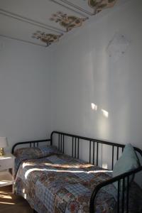 A bed or beds in a room at El Doorado
