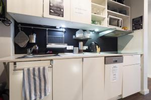 Kuchyň nebo kuchyňský kout v ubytování Quattro Loft Hostel