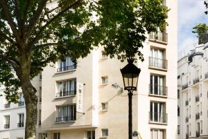 una luz de la calle frente a un edificio en Hotel Le Chat Noir, en París