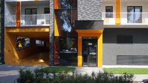 ein Apartmenthaus mit einem gelben und schwarzen Eingang in der Unterkunft Art Apartments in Breslau
