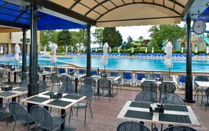Bazén v ubytování Sol Nessebar Mare All Inclusive nebo v jeho okolí