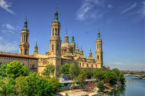 a large building with towers and a river at Apartamento Cigüeña in Zaragoza