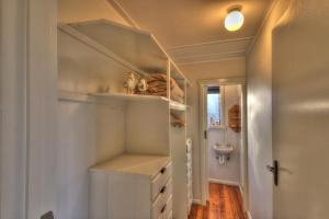 Ένα μπάνιο στο Cove Beach Apartment 2