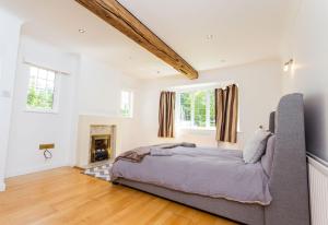Ένα ή περισσότερα κρεβάτια σε δωμάτιο στο The Queen Edith Place - Lovely 6BDR Home in Secluded Area