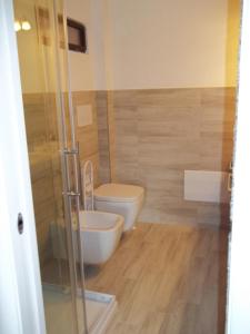 マリネッラにあるCala Reale Apartmentsのバスルーム(トイレ、ビデ付)