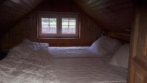 Postel nebo postele na pokoji v ubytování Chata v Jizerských Horách