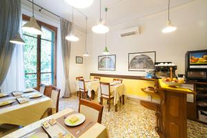 una cucina e una sala da pranzo con tavoli e sedie di Melody House a Firenze