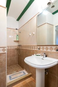 een badkamer met een wastafel en een douche bij Villamilagro in Sueca
