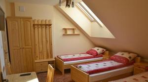 Pokój z 2 łóżkami pojedynczymi i schodami w obiekcie Bumerang w mieście Nowa Biała