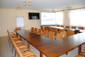 einen Konferenzraum mit einem langen Tisch und Stühlen in der Unterkunft Bumerang in Nowa Biała