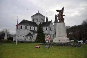 バランタンにあるibis Styles Rouen Nord-Barentinの教会前天使像