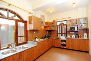 A cozinha ou kitchenette de Vardan Resort n' Apartment