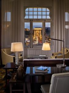 un soggiorno con divano e finestra di Four Seasons Hotel Gresham Palace Budapest a Budapest