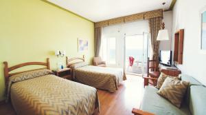 Posteľ alebo postele v izbe v ubytovaní Hotel Miramar Badalona + 29 fotografií