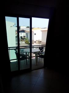 vista su un balcone con tavolo e sedie di Vilas Horizonte a Porto Santo