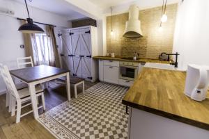 eine Küche mit einem Tisch und einem Esszimmer in der Unterkunft Apartment in the centre (Judería) in Sevilla