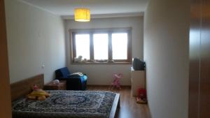 a small bedroom with a bed and a window at Apartamento do Atlantico in Gala
