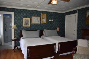 Llit o llits en una habitació de Harbour House Inn B&B