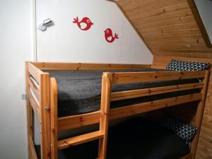 Palanda nebo palandy na pokoji v ubytování Urige Almhütte Innerkrems